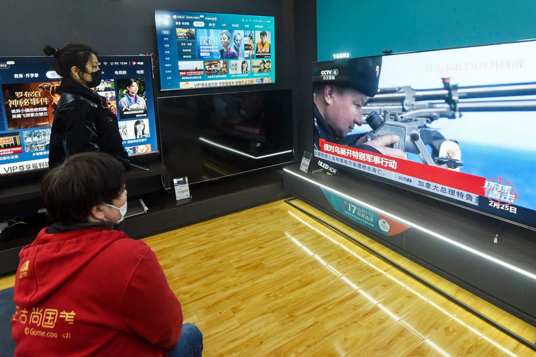 2022年2月25日，浙江杭州市的一家家电商店，市民在观看有关俄罗斯和乌克兰冲突的新闻报导。