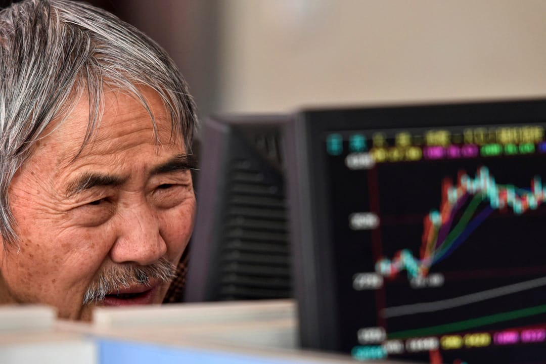 2022年2月24日，一名交易員在阜陽的監視器上觀察上證綜指，受俄烏戰爭影響，中國A股市場一度出現恐慌性交易。