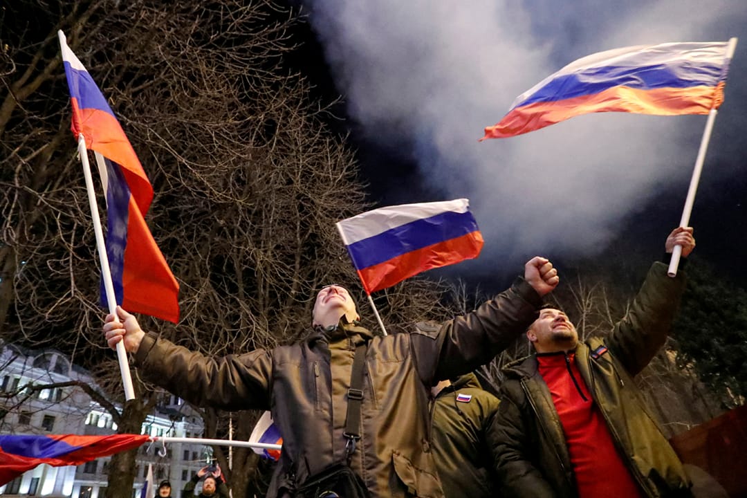 2022年2月21日在乌克兰顿涅茨克,有亲俄民众庆祝当地获俄罗斯承认为独立的“人民共和国”。