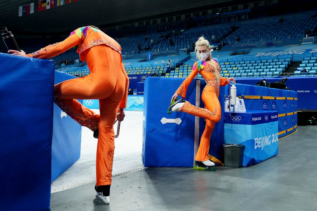 2022年2月12日，花样滑冰赛事在北京的首都体育馆举行，两位加拿大选手Paul Poirier和Marjorie Lajoie在赛事前进行练习。