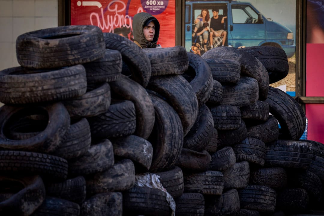 2022年2月26日，乌克兰首都基辅，一名民兵在哨站站岗。