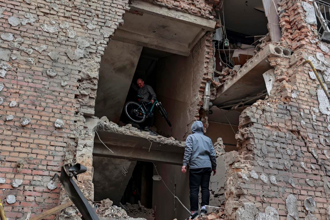 2022年3月2日,乌克兰首都基辅西部城市伊尔平(Irpin),一名男子从一栋被炮击炸毁的民居抬出一辆单车。