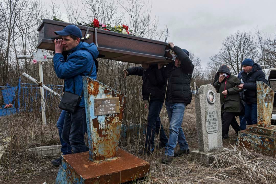 2022年2月28日，烏克蘭頓涅茨克地區的小鎮霍爾利夫卡 (Gorlovka) 的一個葬禮，村民舉行死者的下葬儀式。
