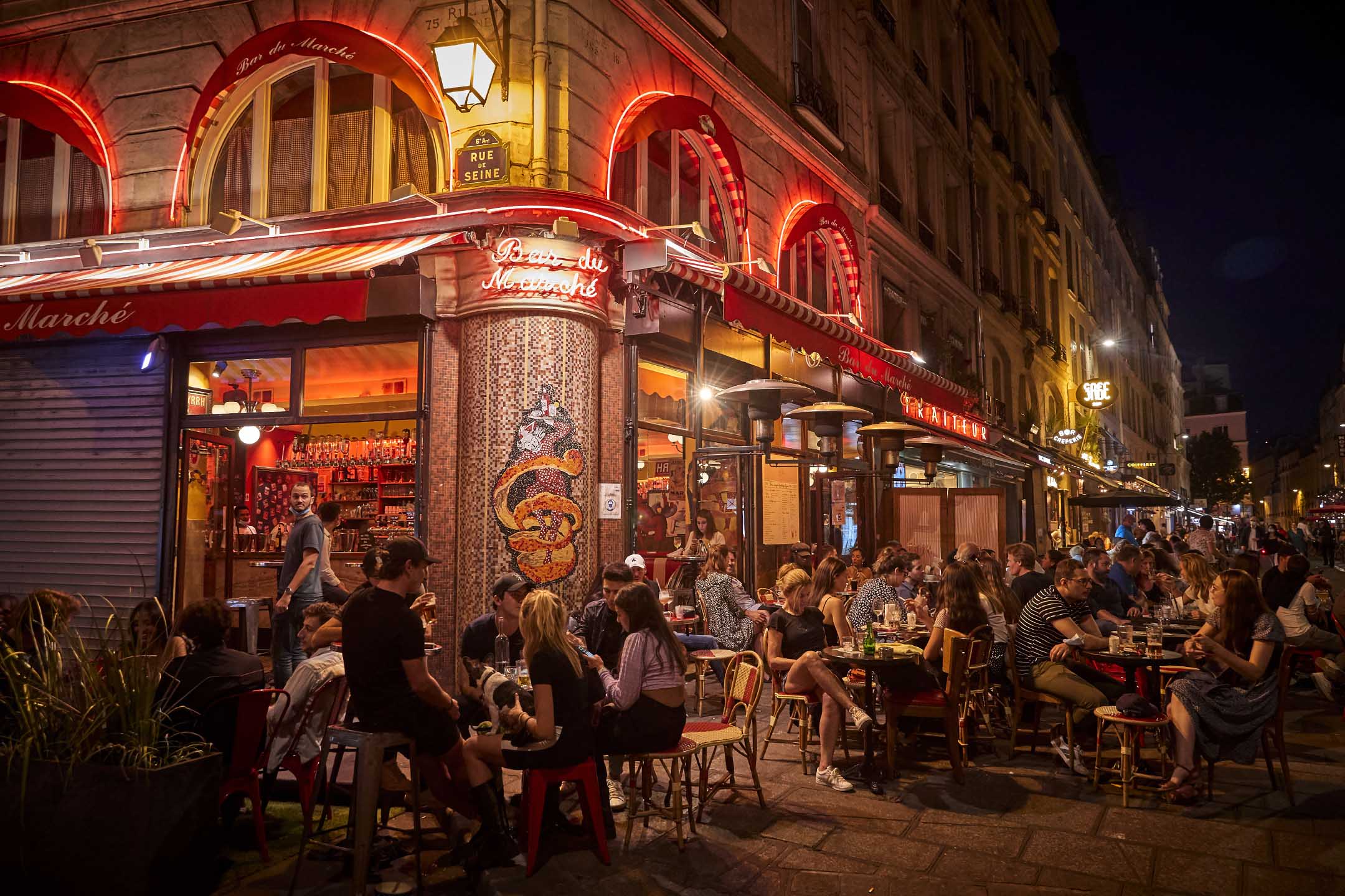 2020年9月13日,法國巴黎塞納街上的酒吧擠滿了人。