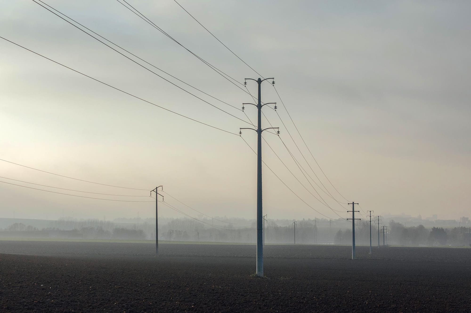 2021年12月21日,法國電力公司運營的核電站附近,農田上的高壓電塔。