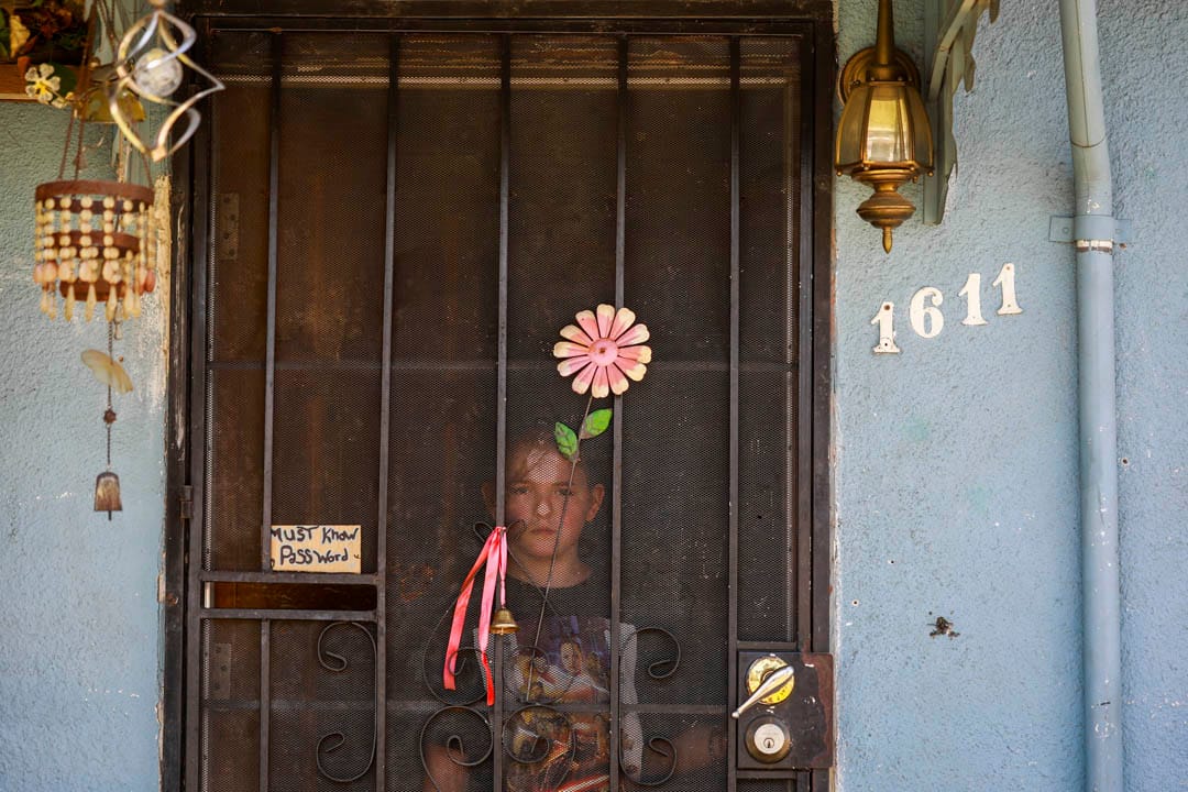 10岁的Bre-Anna Valenzuela，站在她外婆家门望向远方，她的外婆、妈妈和哥哥正在大吵大闹，那对她来说几乎是天天上演的戏码，她的家人因为付不起房租已被下令搬迁。由于疫情让经济情况不稳定，许多家庭也与Valenzuela处境相同，在美国加州佛雷斯诺（Fresno），自疫情起已有超过650个家社庭收到法院的搬迁命令。