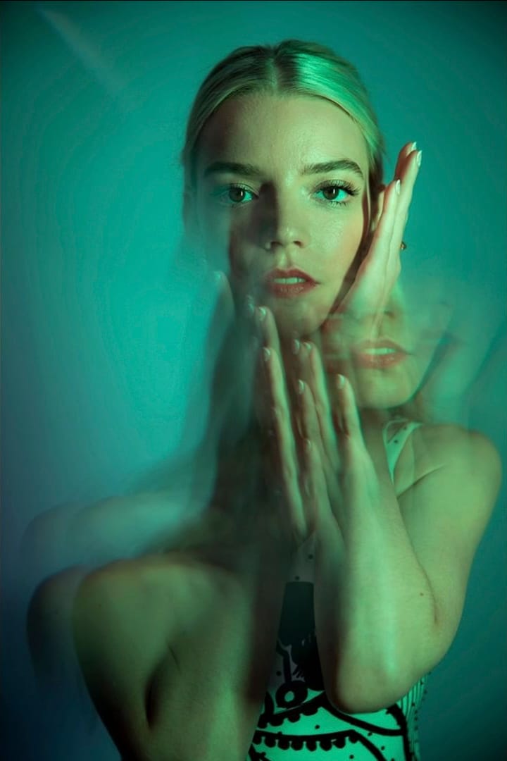 摄影师透过五棱镜，拍摄Netflix剧集《后翼弃兵》女演员安雅泰勒乔伊（ Anya Taylor-Joy），让这位女星的脸容和双手重复出现。除了泰勒乔伊，他也拍摄 Lady Gaga、Kristen Stewart、Andra Day 等演员，报导疫情第二年于荷理活电影工业开始复苏的情况。