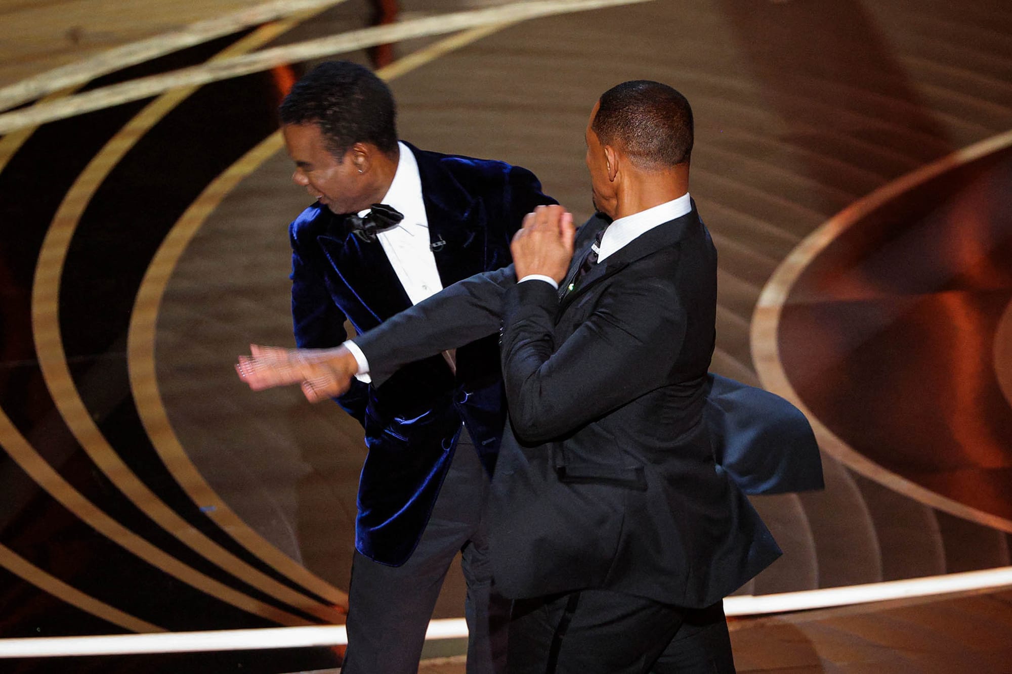 2022年3月28日，美国加利福尼亚州洛杉矶好莱坞，第94届奥斯卡颁奖典礼，韦史密斯（Will Smith）因克里斯洛克（Chris Rock）关于其妻的言论，愤而上台揍了克里斯洛克一拳。