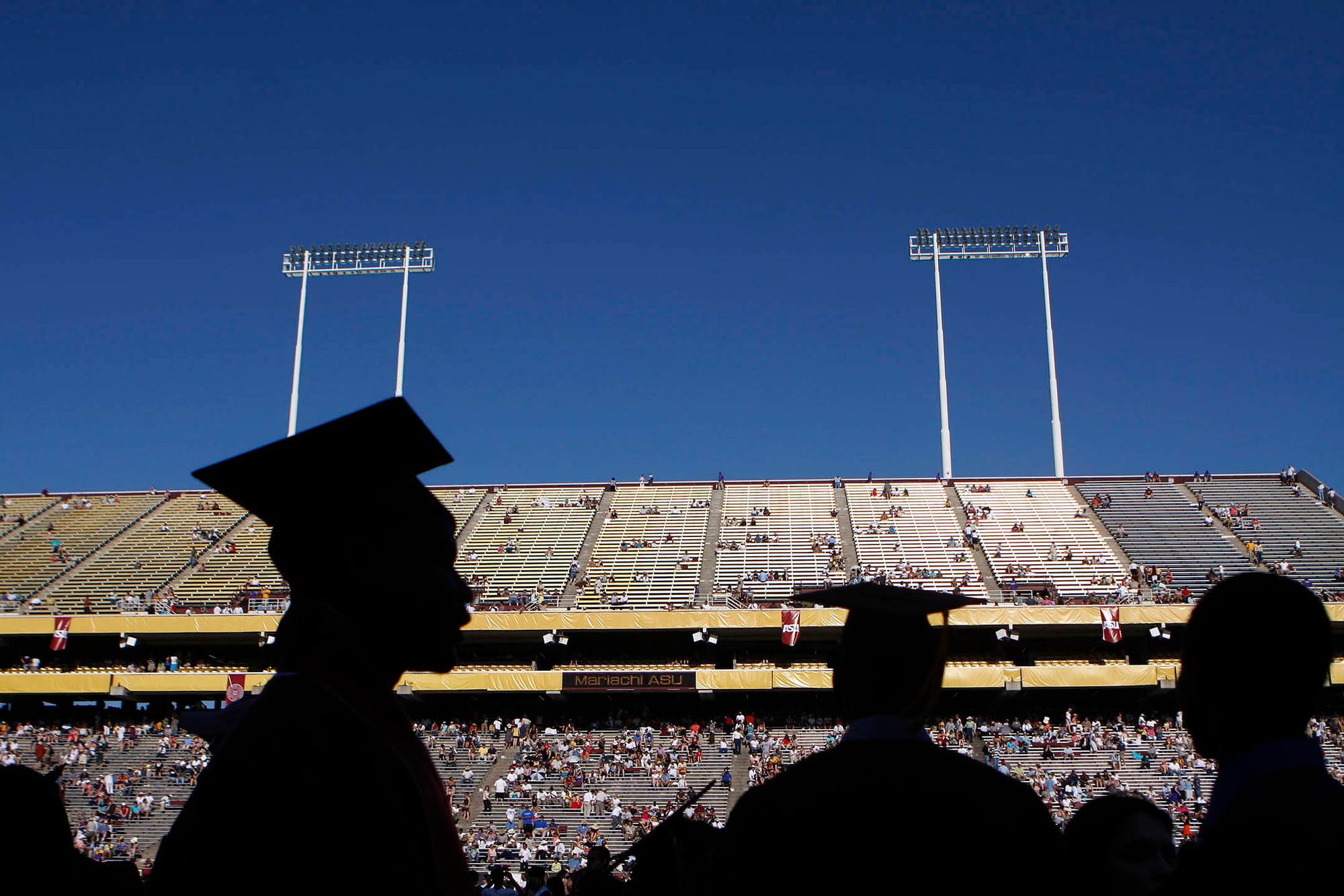 2009年5月13日,美国亚利桑那州凤凰城,大学研究生在体育场毕业时的剪影。