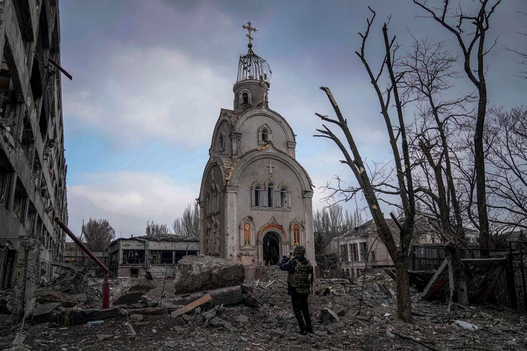 2022年3月10日,乌克兰南部城市马里乌波尔(Mariupol),一名乌克兰士兵在一座被炮轰炸毁的教堂前拍照。