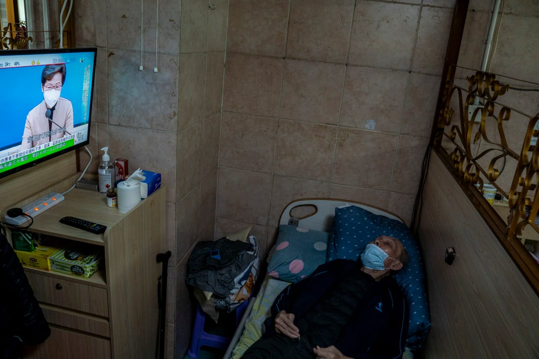 2022年3月10日，安老院的長者房間，房內的電視播放著特首林鄭月娥的疫情記者會新聞片段。