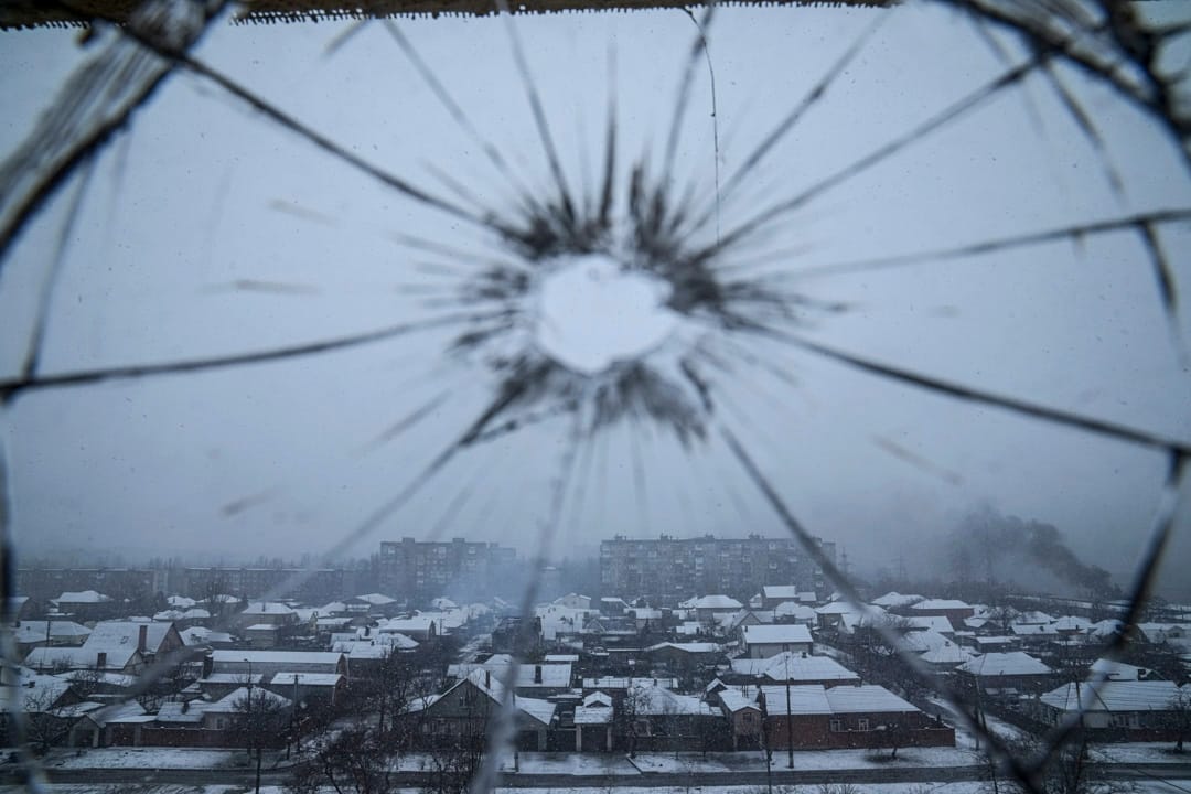 2022年3月3日,乌克兰南部城市马里乌波尔(Mariupol),从一座医院被砲弹碎片击破的玻璃窗俯瞰城市。