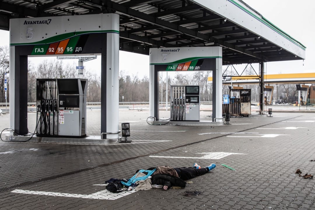 2022年4月2日,乌克兰城镇布查,一具尸体躺在公路旁的一个油站里。