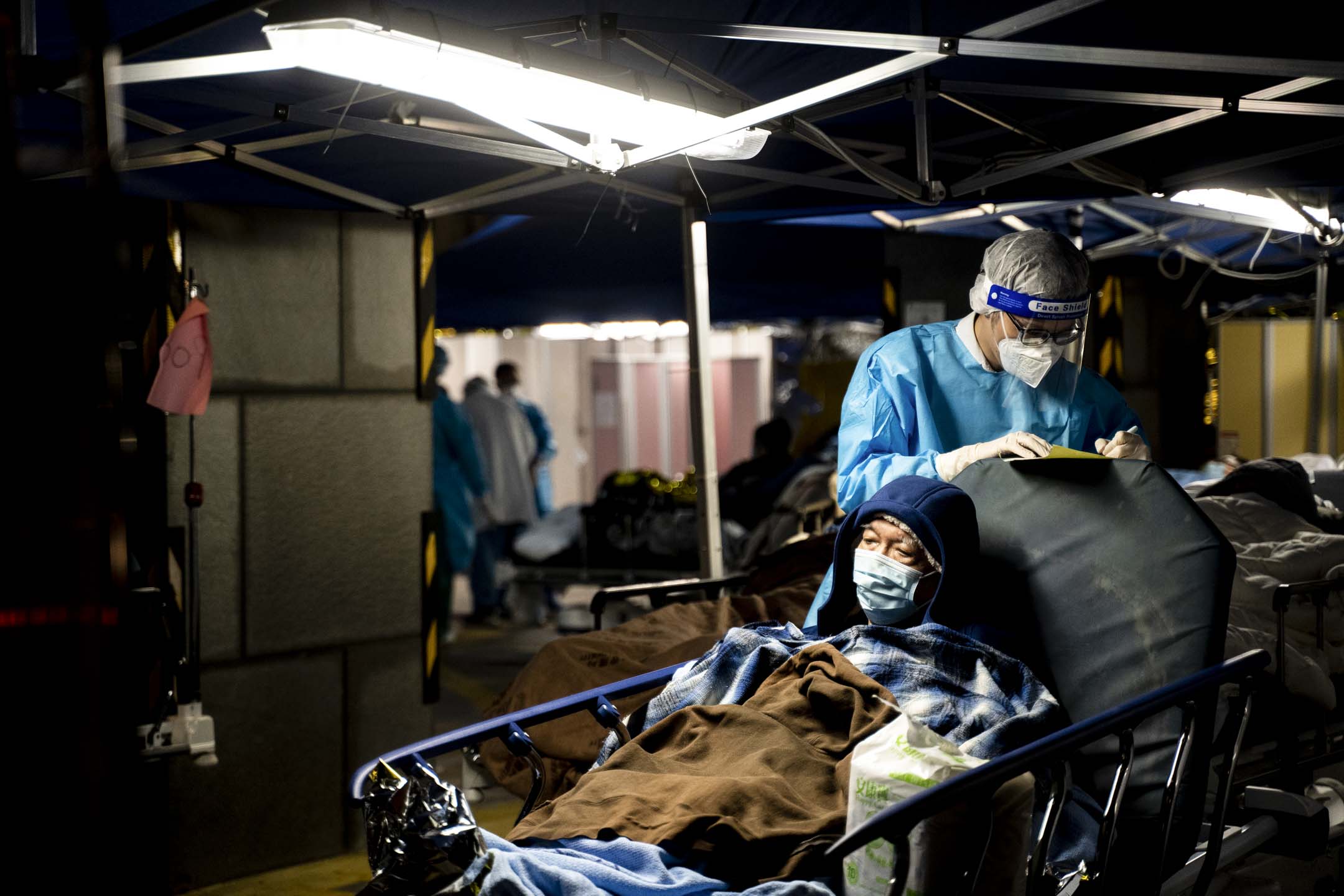 2022年2月18日,明愛醫院在急症室外隔離區,長者在帳篷中等待。