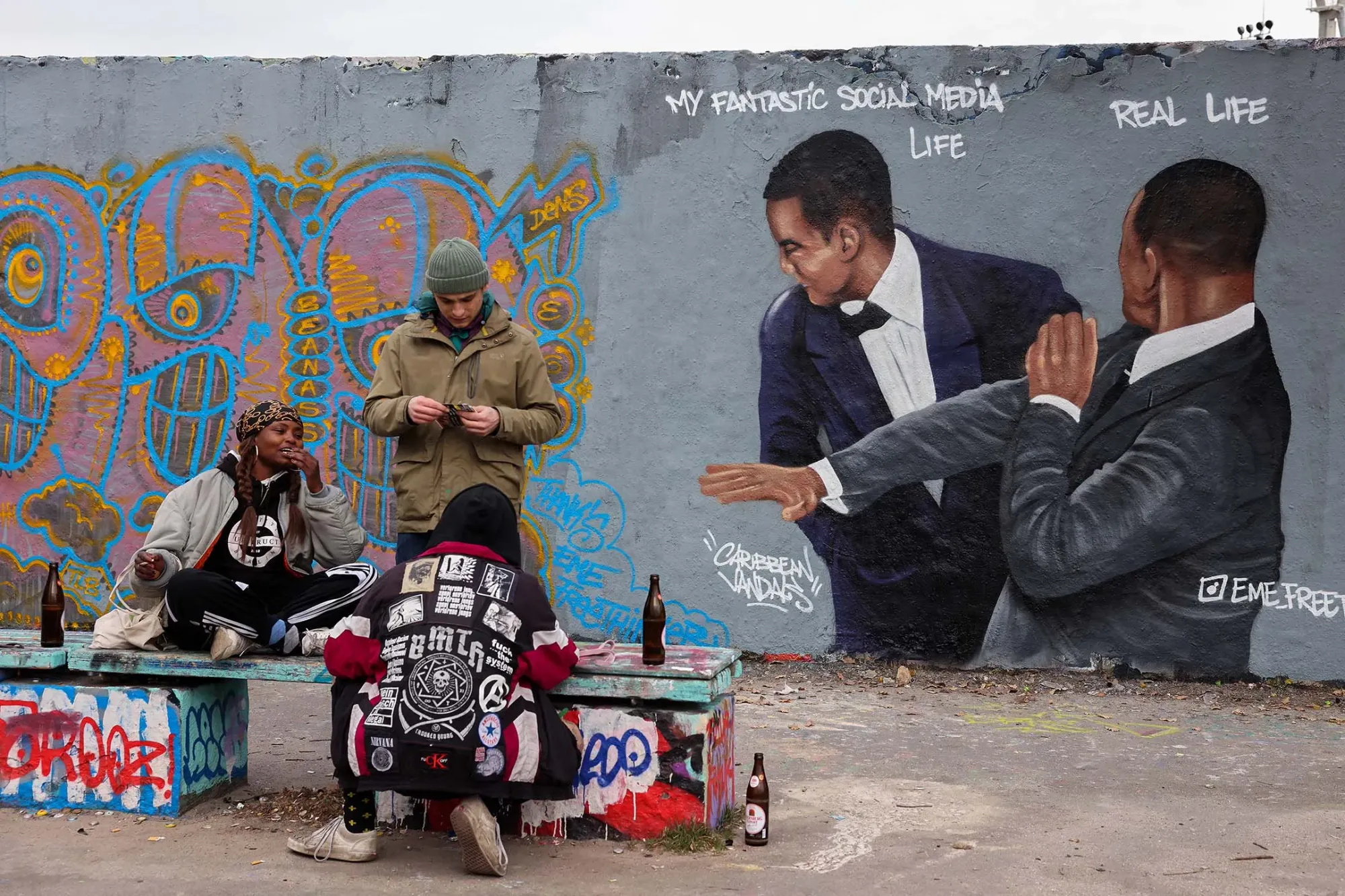 2022年3月30日,德國柏林,牆上塗鴉描繪了第 94 屆奧斯卡頒獎典禮上,演員韋·史密夫(Will Smith)拍打諧星洛克(Chris Rock)的一刻。