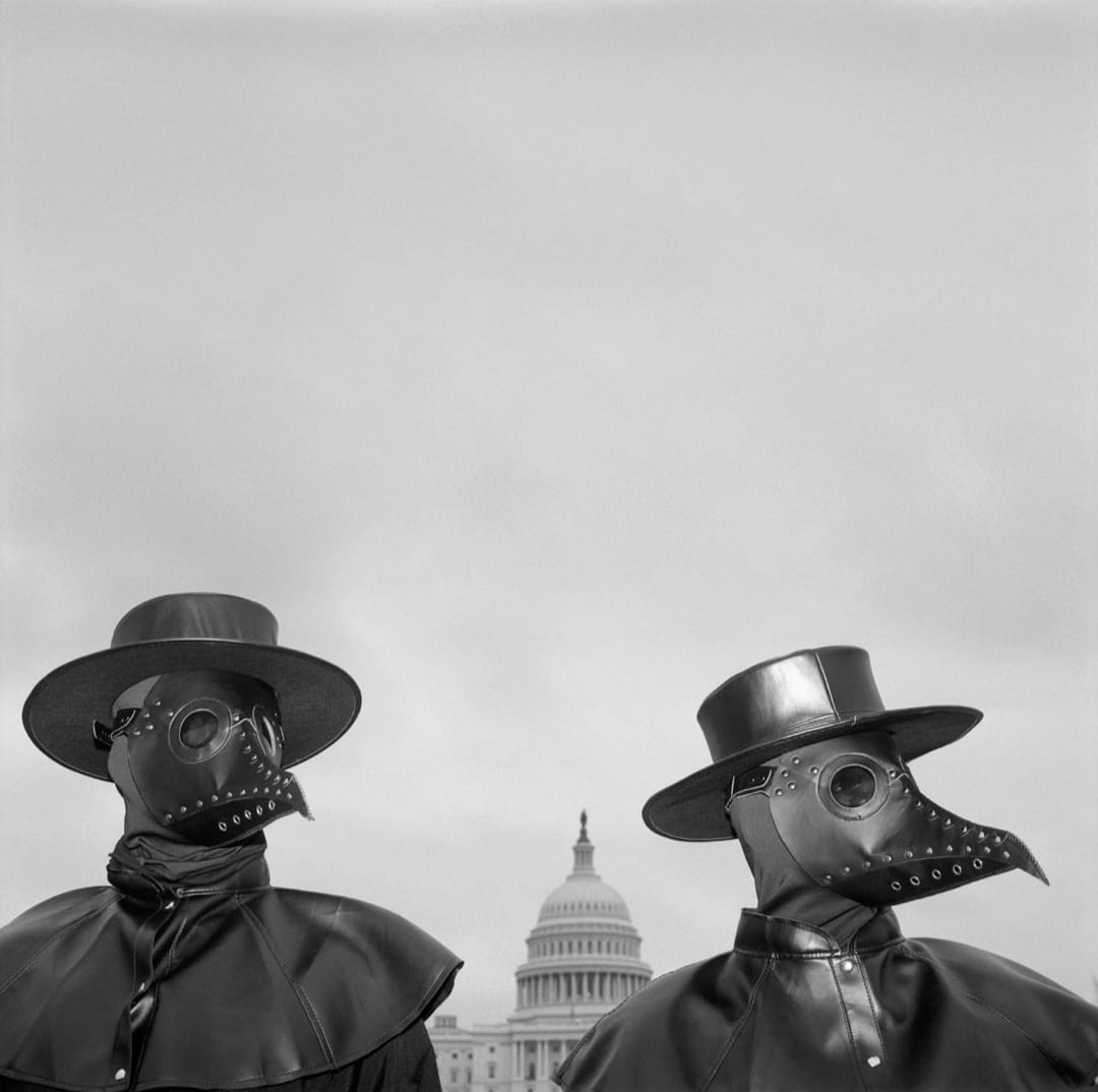 2021年3月25日，美国首都华盛顿，有示威者戴上17世纪瘟疫医生面具到国会山庄外推广接种疫苗COVID疫苗。