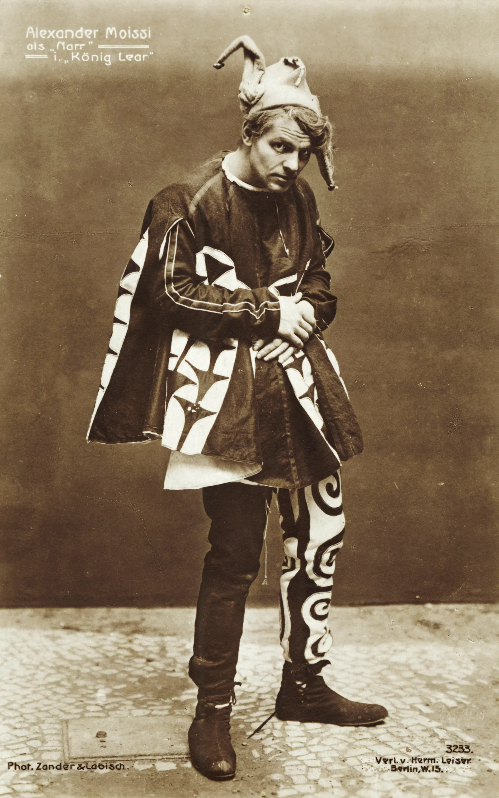 1920 年代柏林,演員亞歷山大·莫西(Alexander Moissi) ,於莎士比亞的《李爾王》中飾演弄人。