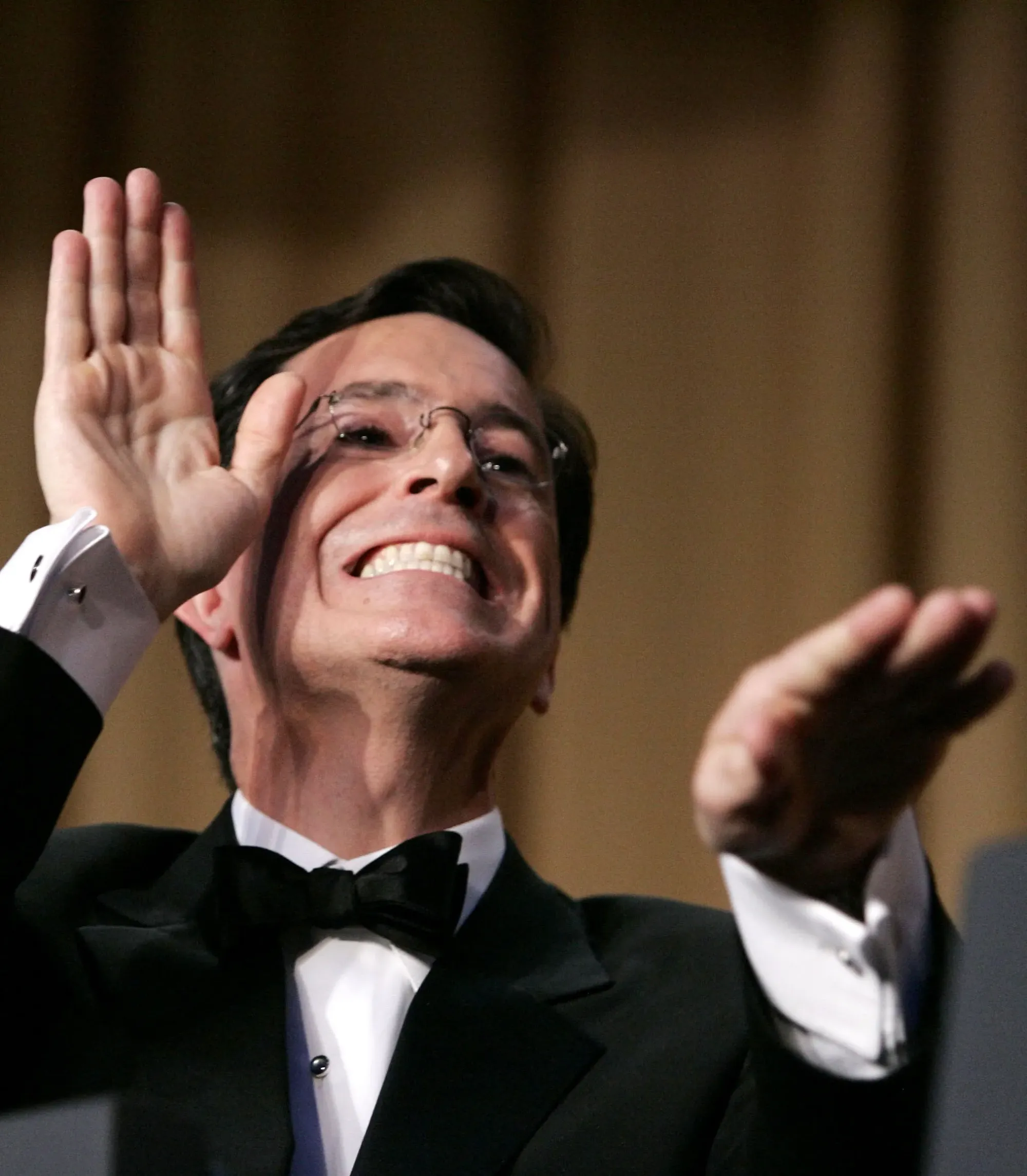 2006年4月29日,脫口秀明星科伯爾(Stephen Colbert) 在華盛頓舉行的白宮記者協會晚宴上表演。