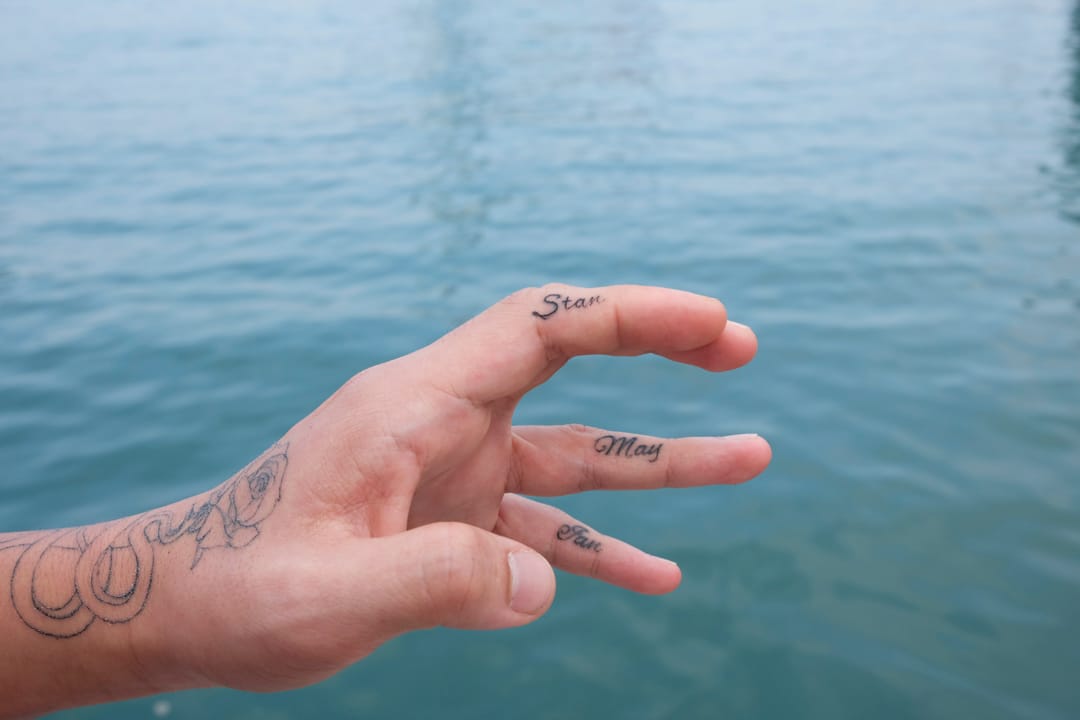 Kyle在左手食指紋了「Stan」,是父親的名字。