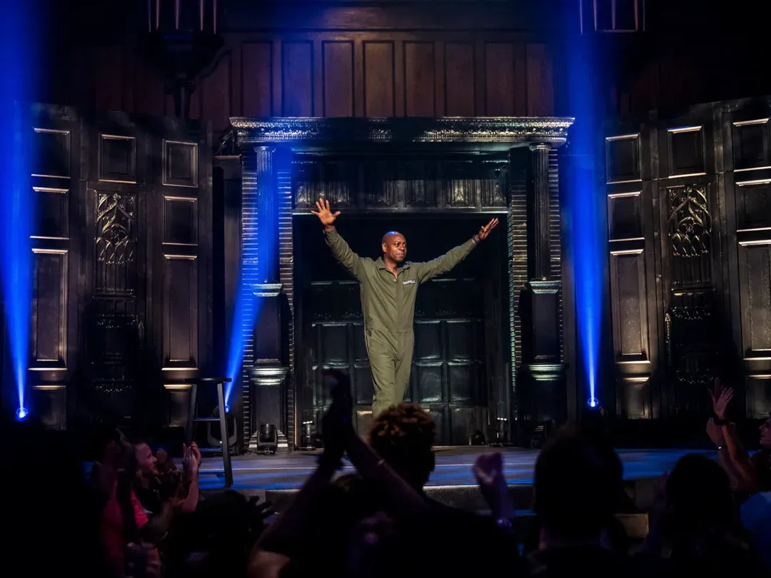 著名黑人脫口秀巨星查普爾 (Dave Chappelle) 在2019年的一場脫口秀表演「Sticks & Stones」中開跨性別人士玩笑。