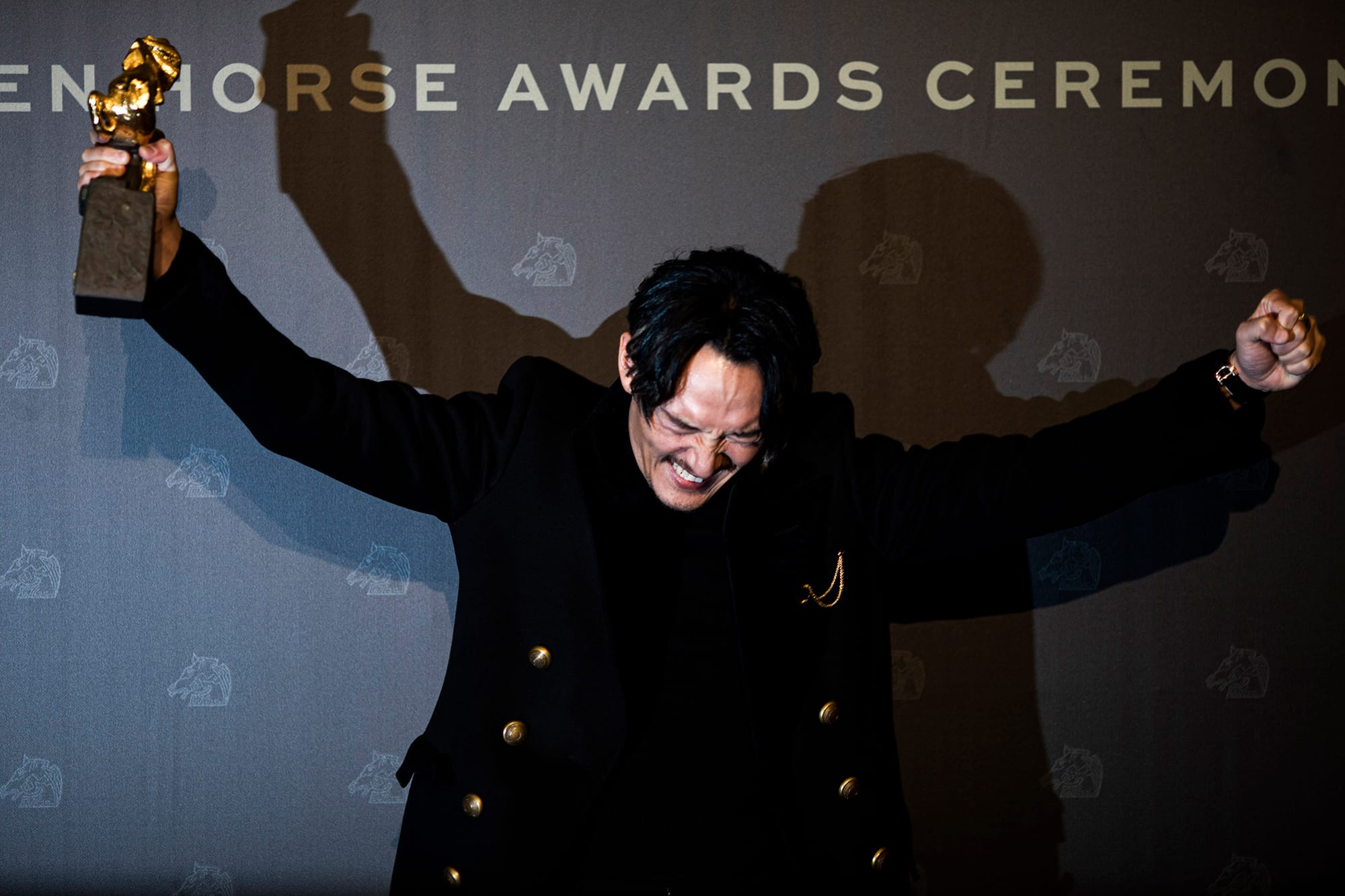 2021年11月27日台北金马奖颁奖礼，张震等待30年，以“缉魂”四度入围并摘下第58届金马影帝。