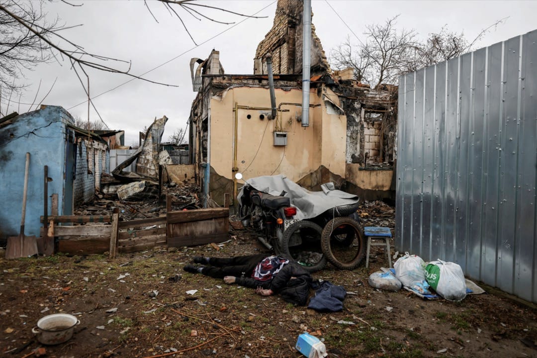 2022年4月2日,乌克兰城镇布查,镇内一所民居的后院内躺著一具尸体。
