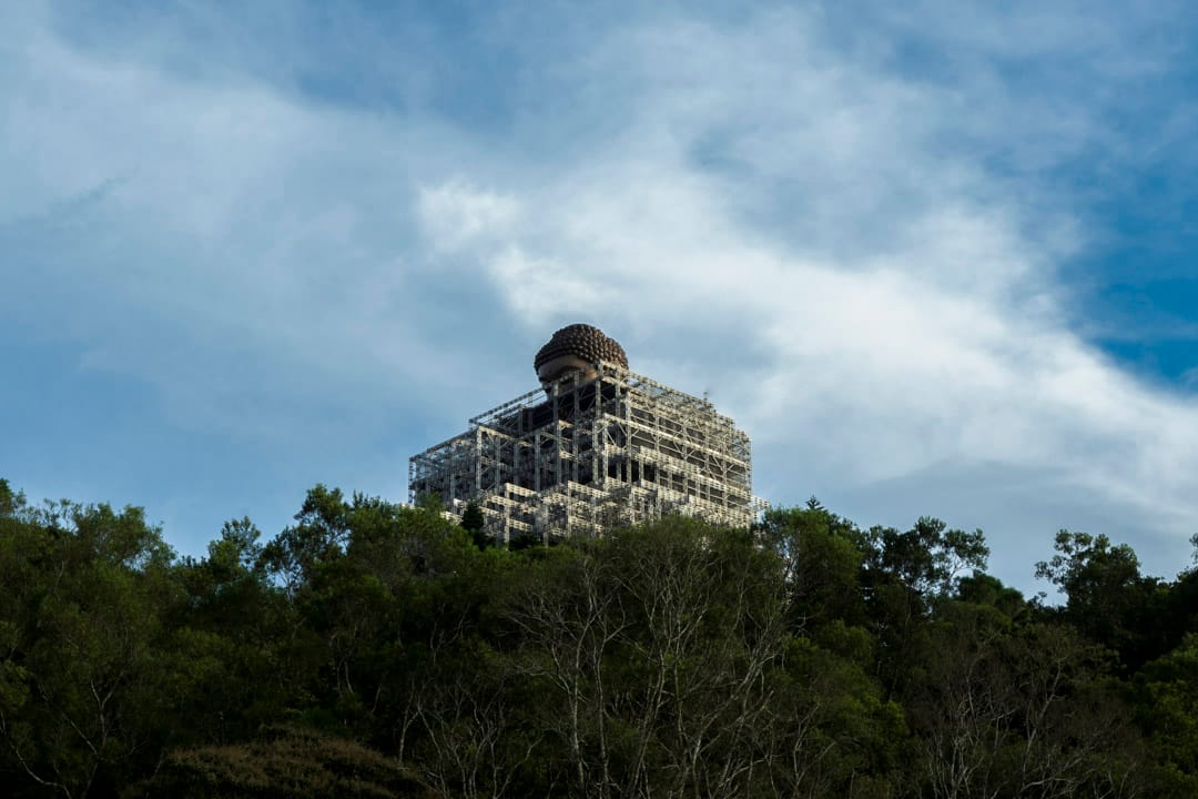 2021年8月30日，香港天坛大佛正在维修保养中，佛像的下半部分被遮盖起来。