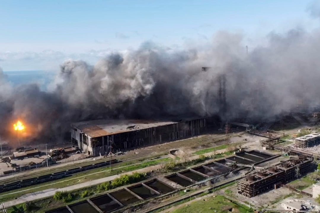 2022年5月5日，乌克兰马里乌波尔的亚速钢铁厂遭到砲击，现场冒出大量浓烟。