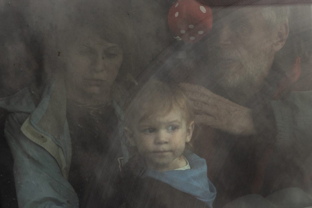 2022年4月23日，乌克兰城市扎波罗热，一个刚逃离马里乌波尔的家庭在扎波罗热市一个难民集合点等候登记。