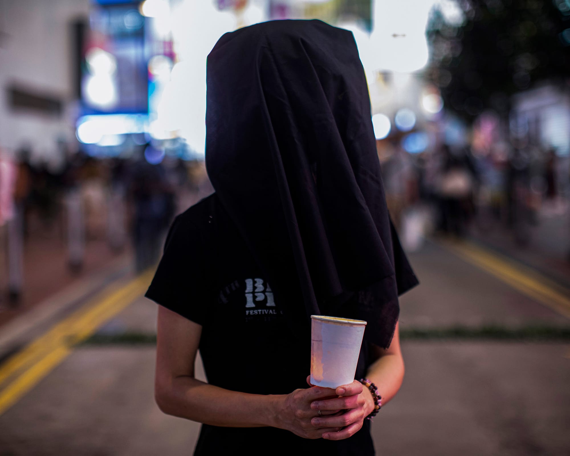 2021年6月3日铜锣湾，六四前夕，一名街头艺术家拿著一支爉烛在街头表演。