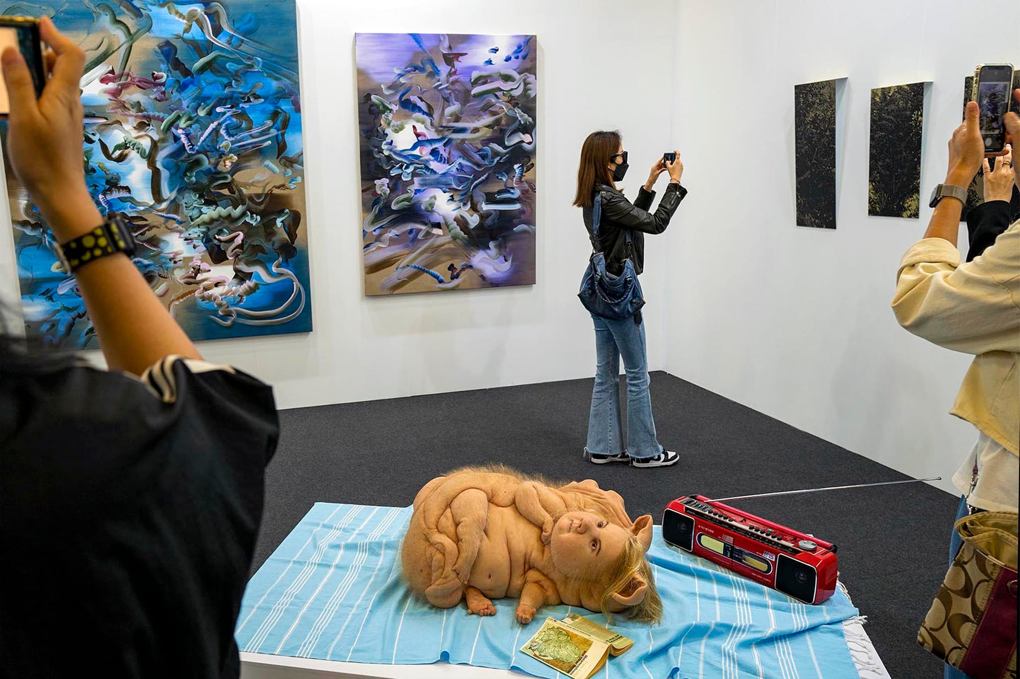 2022年5月20日，台北當代藝術博覽會，市民拍攝藝術品。