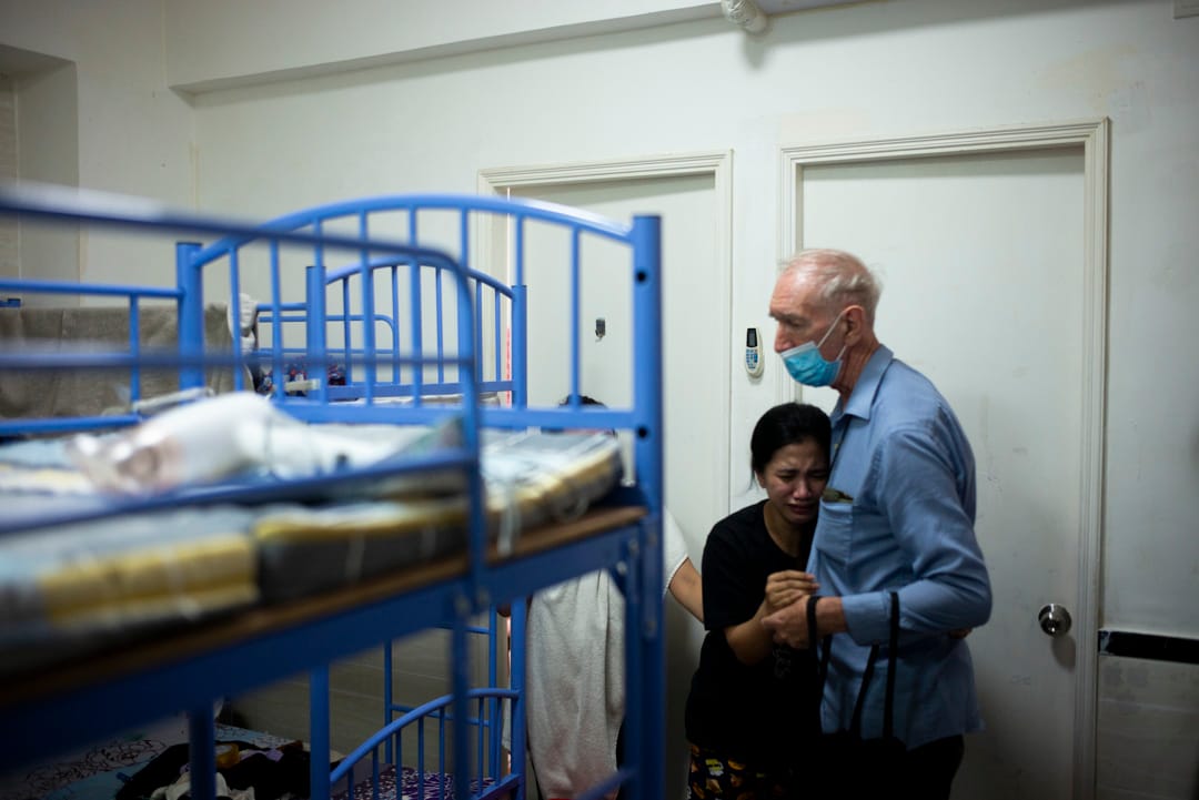 身陷訴訟的Roxan看見胡頌恆後與之相擁，大聲嚎哭。