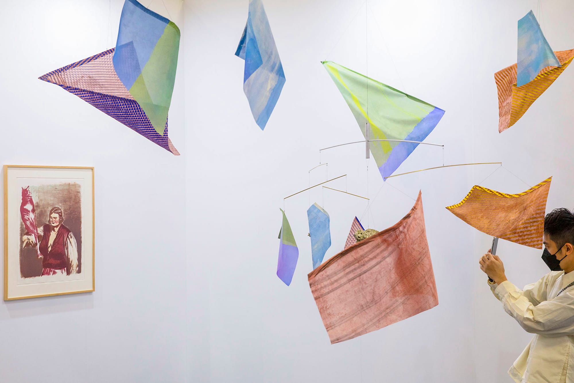 2022年5月20日，台北當代藝術博覽會，市民拍攝藝術品。