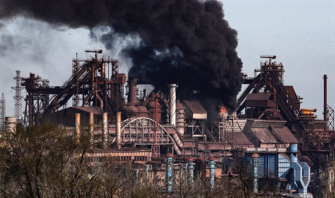 2022年4月25日，乌克兰城市马里乌波尔，持续被俄军轰炸的亚速钢铁厂冒出黑烟。
