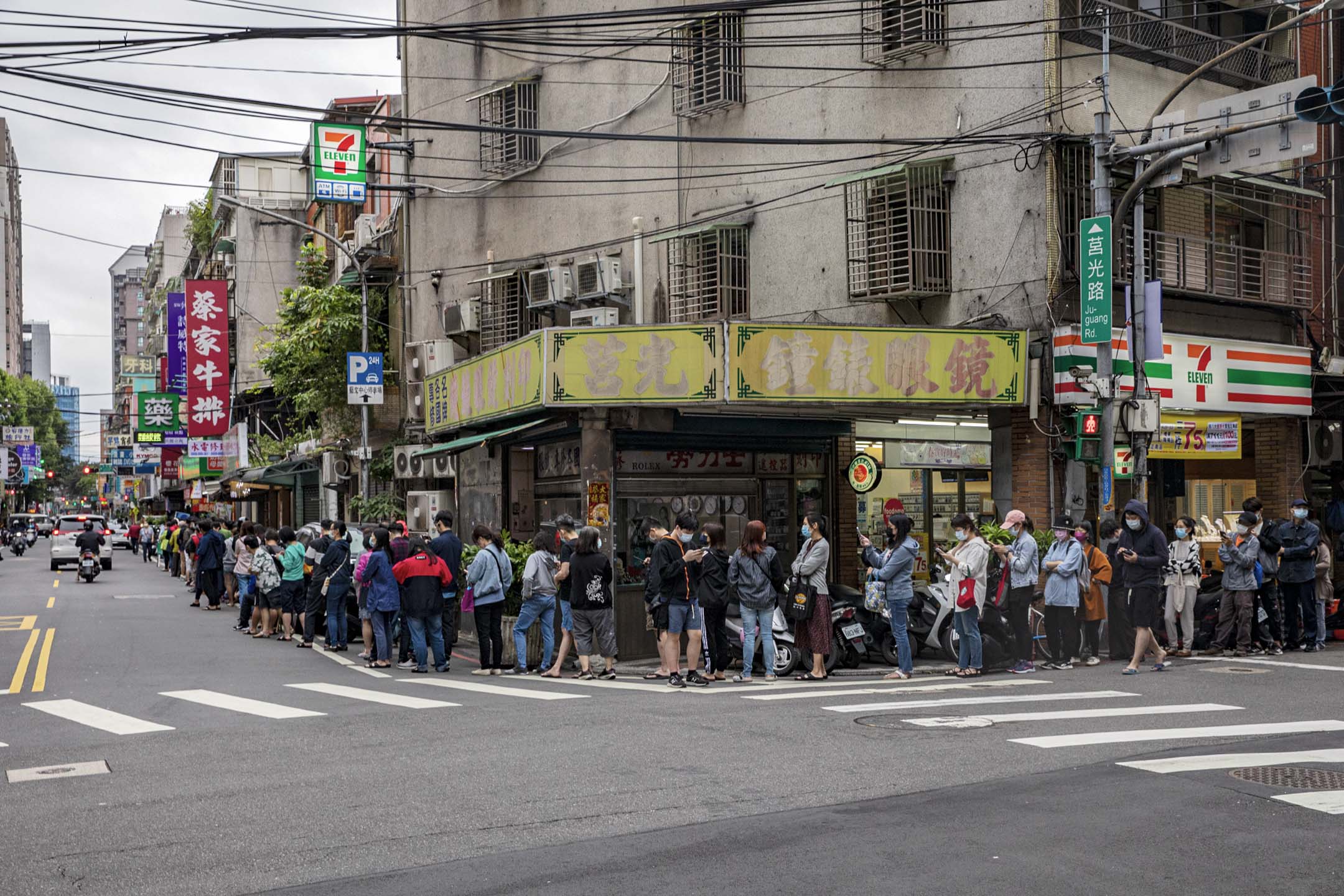 2022年4月30日，台灣板橋，市民在藥房外等候購買快篩劑。
