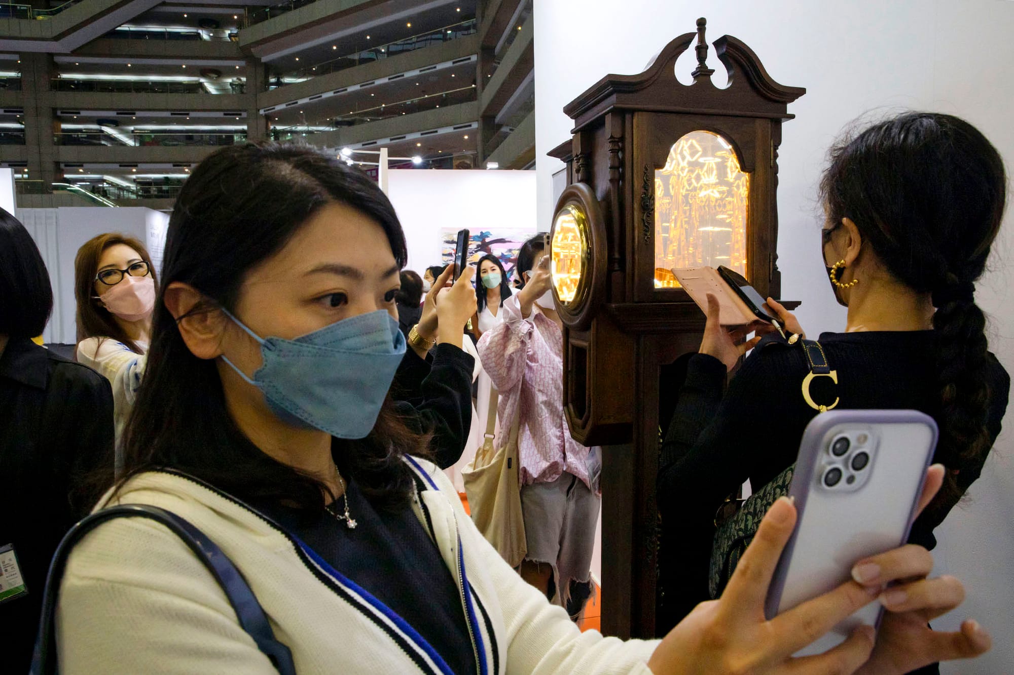 2022年5月20日，台北當代藝術博覽會，市民拍攝藝術品和自拍。