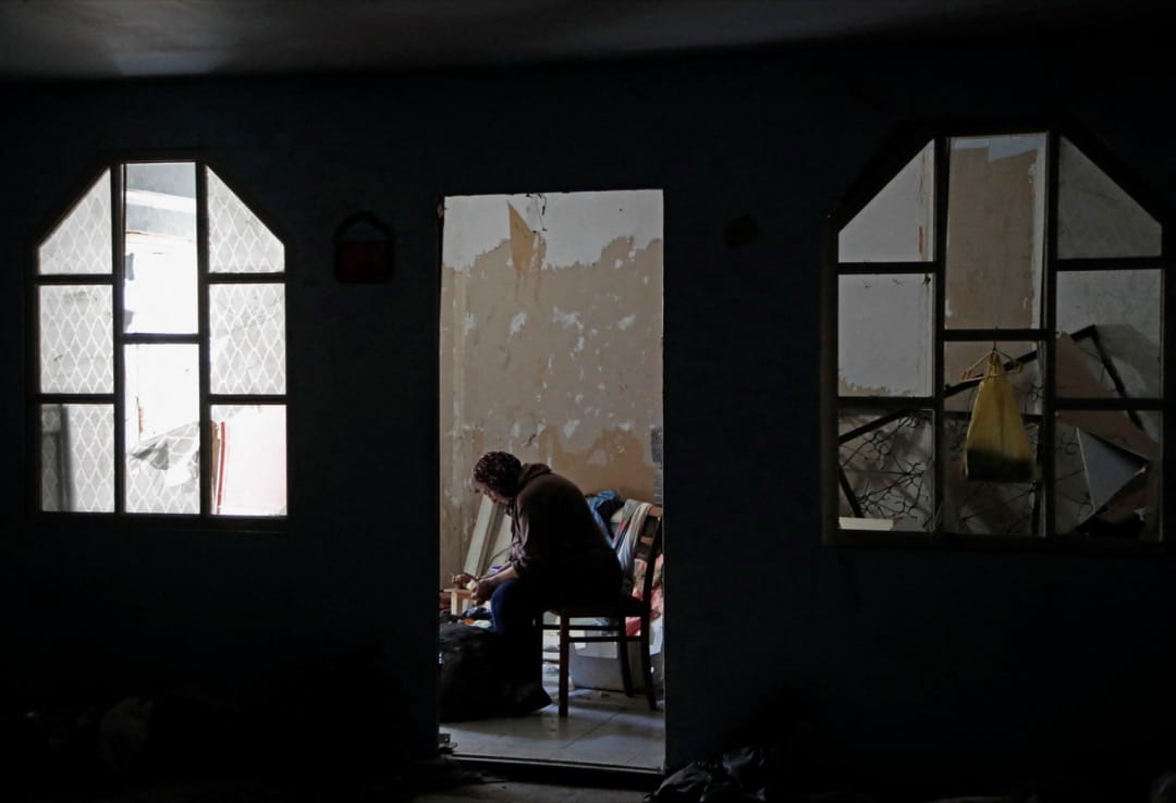 2022年4月28日，乌克兰城市马里乌波尔，74岁退休英文教师Alla Smulskaya与邻居在一个体育馆的地牢内煮饭。