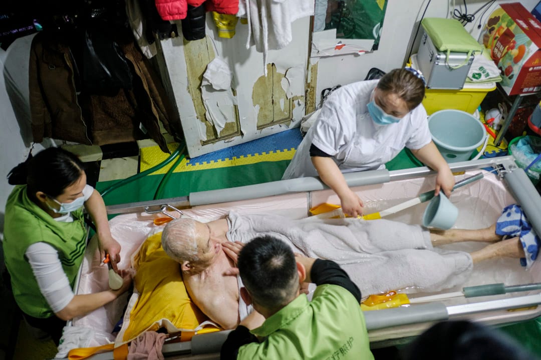 房内空间只够三个人同时操作,此时江文才的女儿江承英正在屋外为父亲洗澡烧足热水。