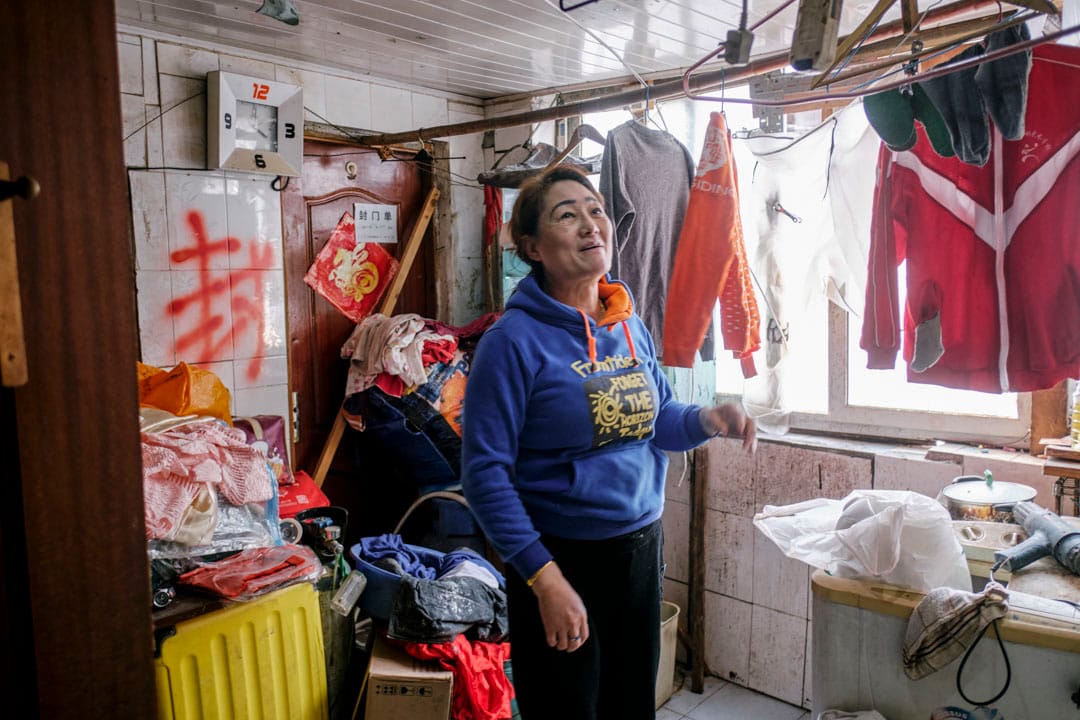 江承英爬上楼去晾衣服,那层的住户早已搬走。