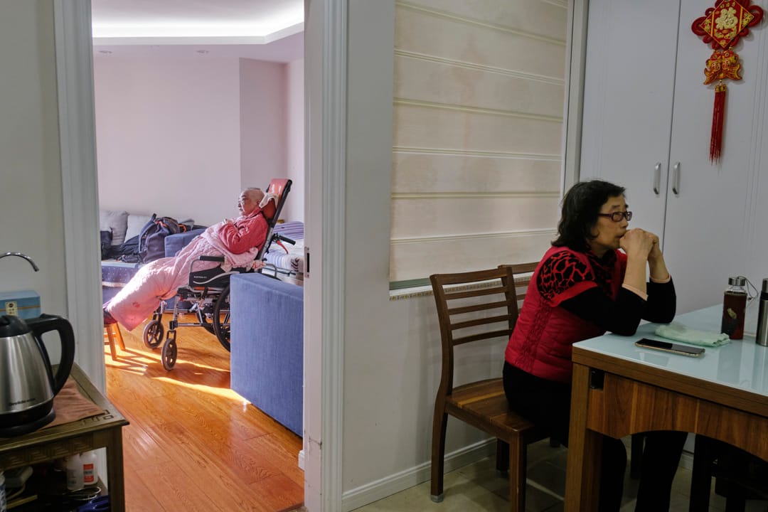 朱和珍与端传媒在客厅的餐桌上交谈,陈菊清在屋内看电视。期间朱和珍起身进屋,她告诉端传媒:“她问我‘你在跟谁说话?在说什么?’”外人只觉得老人轻轻地发出了一点声音。