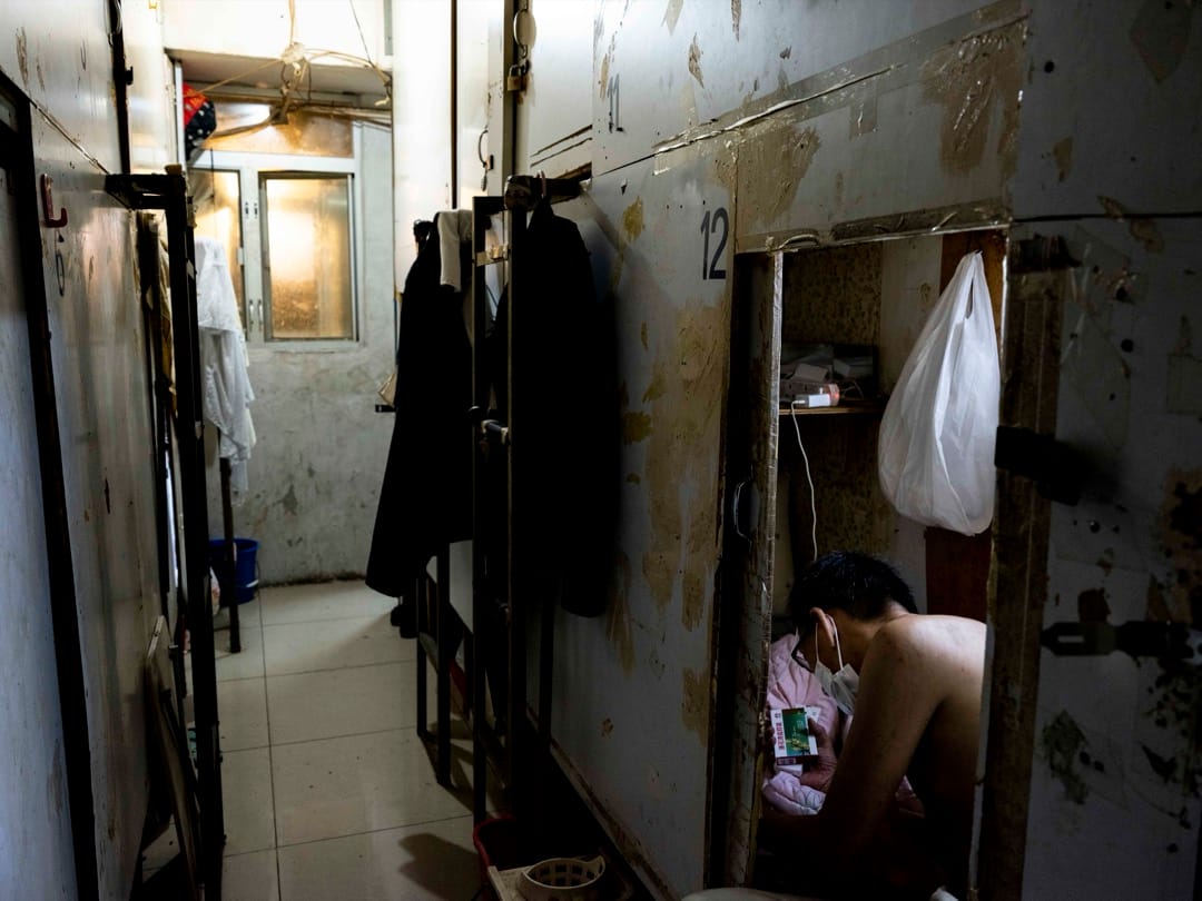 2022年6月23日，疫情期間，深水埗一間棺材房住戶正在查看連花清瘟膠囊。