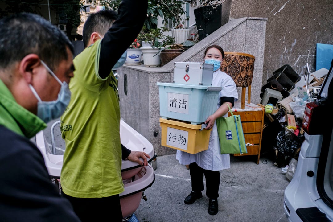 助浴团队将车停在陈菊清家单元门口,准备搬运洗浴工具上楼。