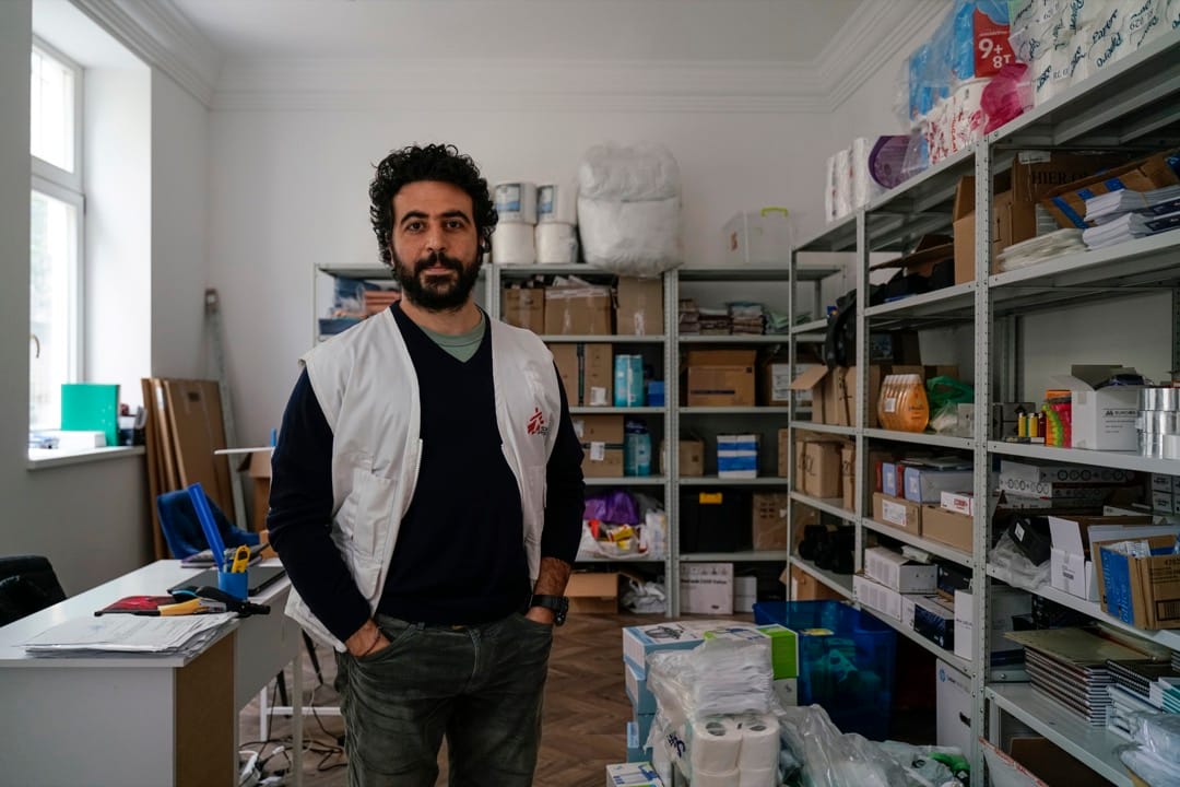 无国界医生驻利沃夫的医疗列车专案负责人卡玛林(Yasser Kamaledin)在乌克兰的办公室接受采访。