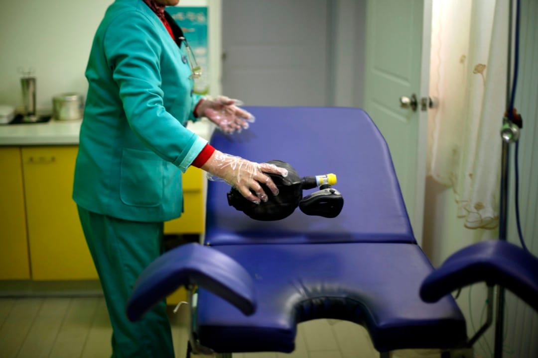 2010年12月,中國西安瑪麗斯特普診所,一名醫生為進行人工流產手術做準備。