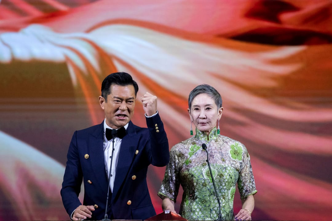 2022年7月17日,第40届香港电影金像奖,古天乐与施南生担任最佳电影颁奖嘉宾。