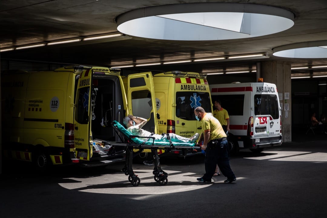 2022年7月18日,西班牙巴塞隆拿,医护人员将一名病人送到医院。