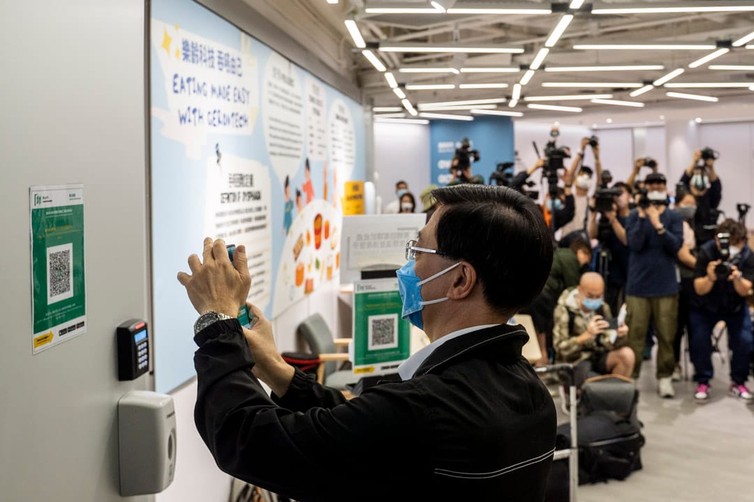 2022年5月1日，特首選舉參選人李家超到訪沙田探訪賽馬會「a家」樂齡科技教育及租賃服務中心，並與長者交流，進入前使用安心出行。