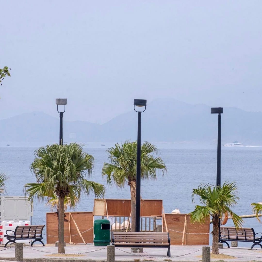 用木板围封大海。