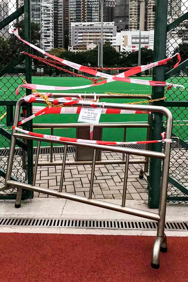 铁链胶带栅栏齐上阵。