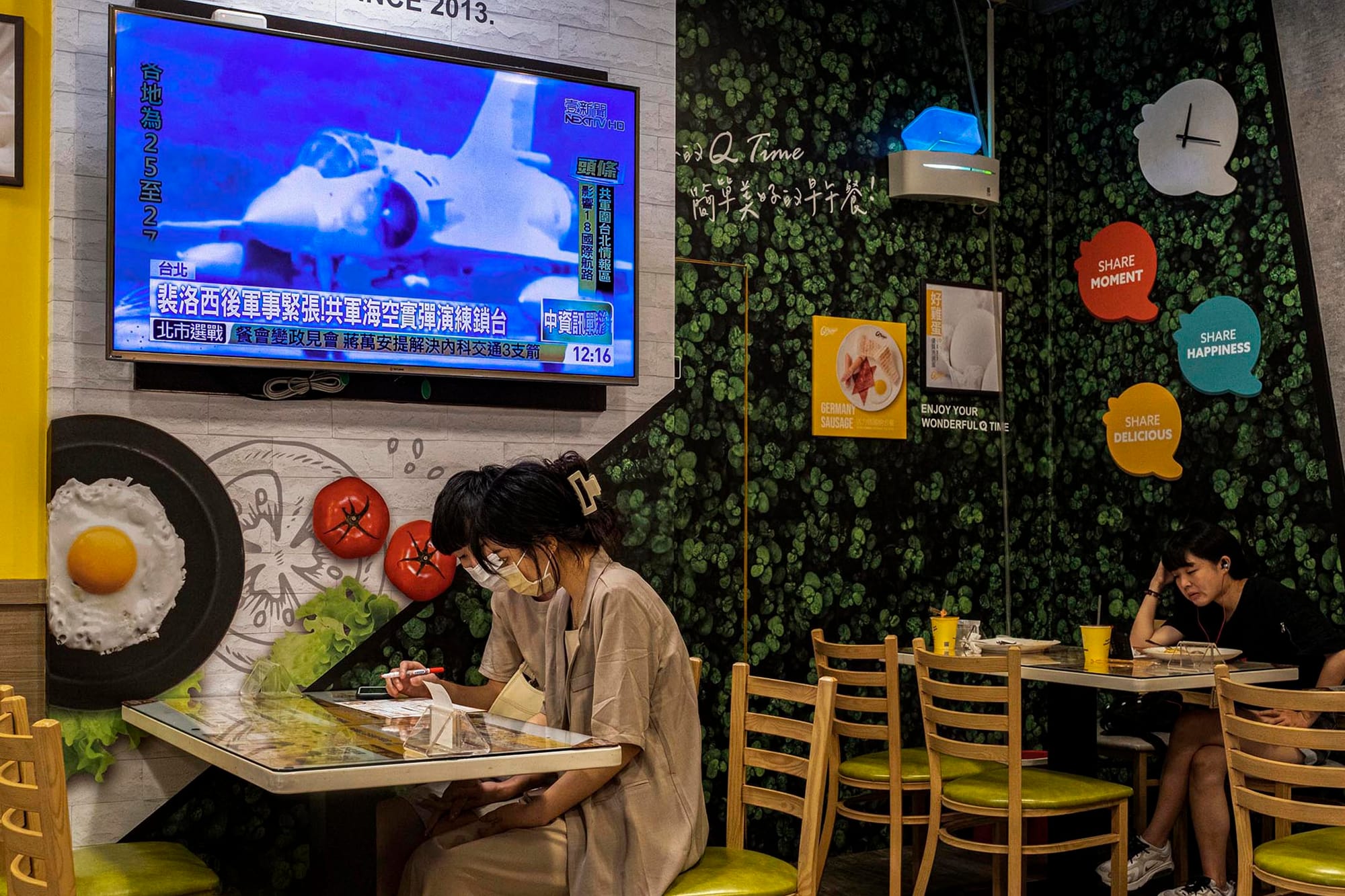 2022年8月4日,台北的一間早餐店,電視新聞播放關於中國在台灣周邊進行軍事演習的新聞。
